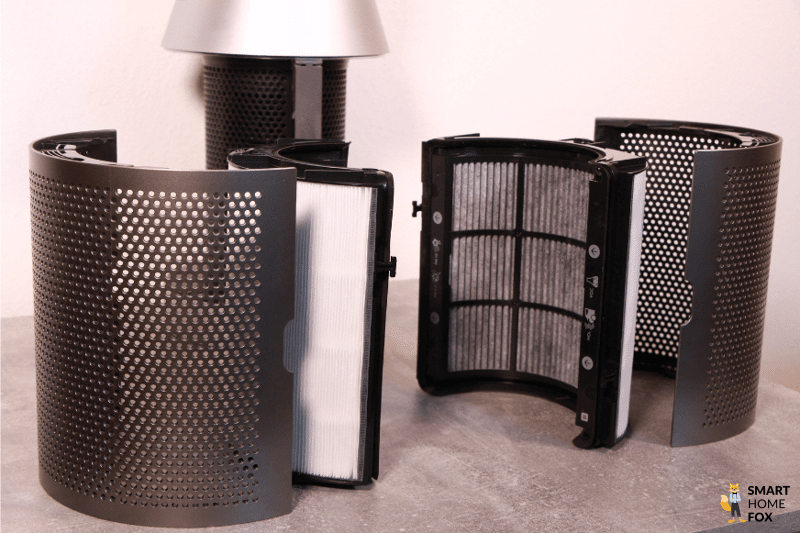 Блоки фильтров HEPA и угольного фильтра стоят рядом на столе.